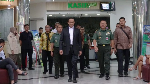 Gubernur DKI Jakarta Anies Baswedan (tengah) berjalan usai menjenguk Presiden ke-3 RI BJ Habibie di RSPAD, Jakarta. Foto: Jamal Ramadhan/kumparan 