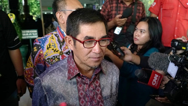 Ketua MK periode 2013-2015, Hamdan Zoelva usai menjenguk BJ Habibie di RSPAD. Foto: Jamal Ramadhan/kumparan