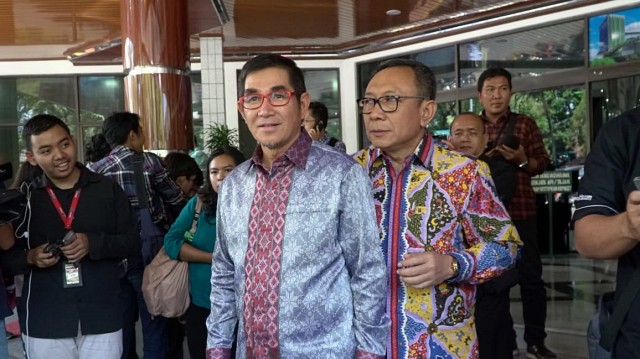 Ketua MK periode 2013-2015, Hamdan Zoelva (kiri) usai menjenguk BJ Habibie di RSPAD. Foto: Jamal Ramadhan/kumparan