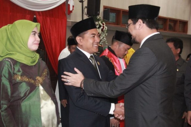 Ismail Marzuki Hasan, mendapatkan ucapan selamat dari Raharto Teno Prasetyo, Wakil Wali Kota Pasuruan, usai dilantik menjadi anggota DPRD Kota Pasuruan pada 31 Agustus 2019 lalu.