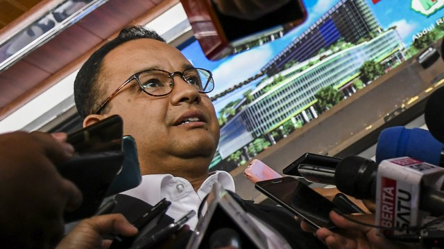 Gubernur DKI Jakarta Anies Baswedan usai menjenguk Presiden ketiga RI BJ Habibie di Rumah Sakit Pusat Angkatan Darat (RSPAD), Jakarta, Selasa (10/9). Foto: ANTARA FOTO/Galih Pradipta