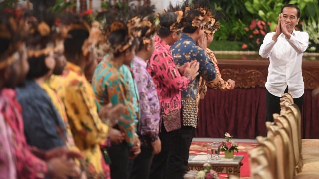 Presiden Joko Widodo (kanan) memberikan salam kepada sejumlah tokoh Papua sebelum pertemuan di Istana Negara, Jakarta, Selasa (10/9). Foto: ANTARA FOTO/Akbar Nugroho Gumay