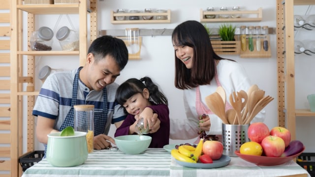 ilustrasi keluarga dengan satu anak memasak bersama Foto: Shutterstock