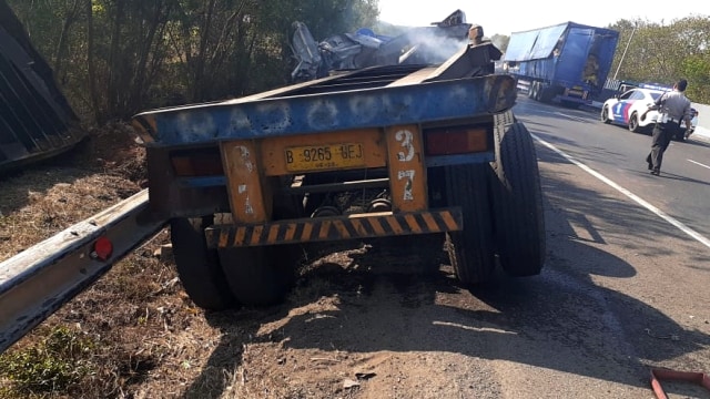 Kecelakaan dua kontainer di Tol Cipularang km 92. Foto: Dok. Jasa  Marga
