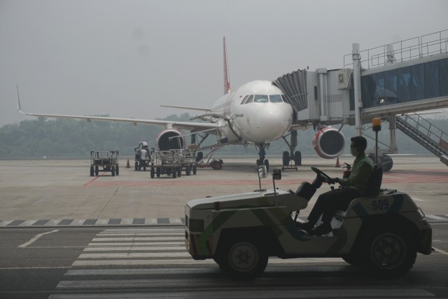 Suasana Bandara Sultan Syarif Kasim yang diselimuti kabut asap di Pekanbaru, Riau, Selasa (10/9). Foto: Iqbal Firdaus/kumparan