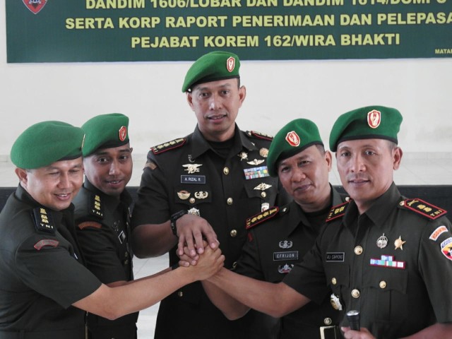 Kolonel Czi Ahmad Rizal Ramdhani, S.Sos. SH. M.Han. Foto bersama Dandim 