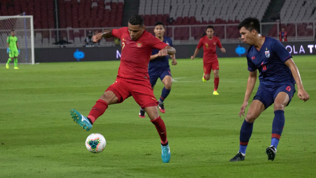 Pemain Indonesia Beto saat berhadapan dengan pemain Thailand. Foto: Jamal Ramadhan/kumparan