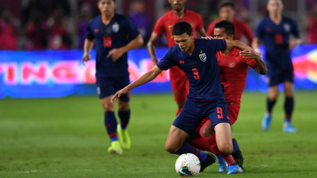 Pesepak bola timnas Thailand berebut bola dengan pesepak bola Timnas Indonesia Manahati Lestusen (kanan depan) saat pertandingan kualifikasi Piala Dunia 2022 Grup G Zona Asia di Stadion Utama Gelora Bung Karno (GBK), Senayan, Jakarta, Selasa (10/9/2019). Foto: ANTARA FOTO/Nova Wahyudi