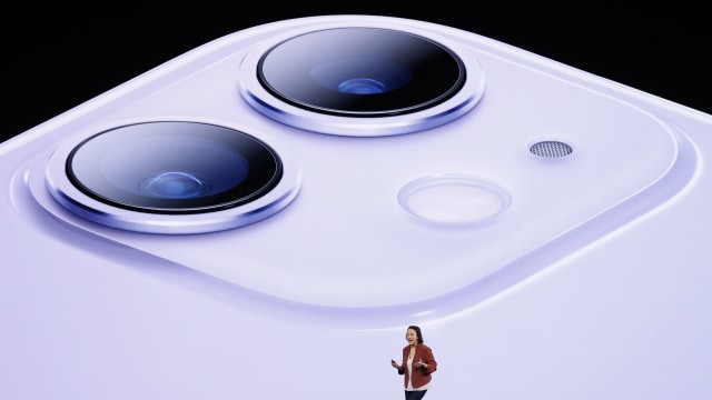 Salah satu eksekutif Apple, Kaiann Drance, menjelaskan tentang dua kamera belakang iPhone 11. Foto: Reuters/Stephen Lam
