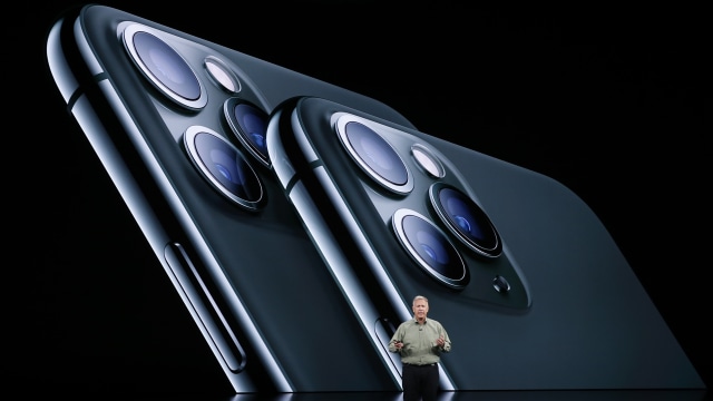 SVP of Worldwide Marketing Apple, Phil Schiller, saat memperkenalkan iPhone 11 Pro dan iPhone 11 Pro Max. Foto: Reuters/Stephen Lam