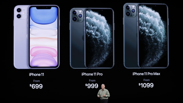 SVP of Worldwide Marketing Apple, Phil Schiller, saat memperkenalkan trio iPhone 11. Foto: Reuters/Stephen Lam
