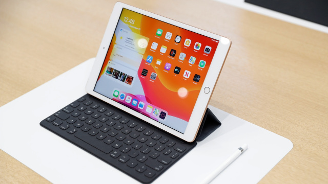 iPad generasi 7. Foto: Stephen Lam/Reuters