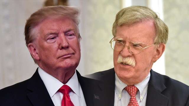 Donald Trump dan John Bolton. Foto: AFP/Nicholas Kamm dan AFP/Sergei GAPON