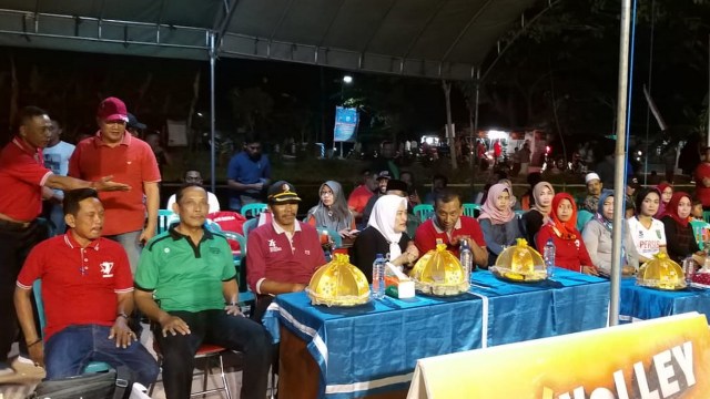 Bupati Bojonegoro, Dr Hj Anna Muawanah, saat hadiri sekaligus membuka Turnamen Bola Voli Semi Open Jatigede Cup 2019, di Lapangan Bola Voli Dusun Mlangi Desa Jatigede Kecamatan Sumberrejo Bojonegoro. Selasa (10/09/2019)