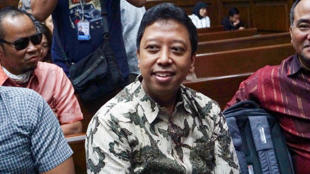 Mantan Ketua Umum Partai Persatuan Pembangunan (PPP) Muhammad Romahurmuziy (tengah) menjalani sidang perdana dengan agenda pembacaan dakwaan di Pengadilan Tipikor, Jakarta, Rabu (11/9). Foto: Fanny Kusumawardhani/kumparan