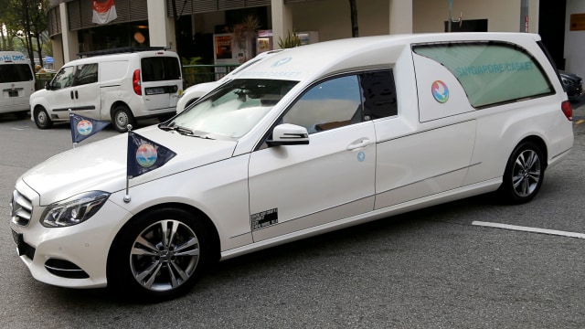 Mobil jenazah yang membawa jasad mantan Presiden Zimbabwe Robert Mugabe meninggalkan ruang duka menuju bandara, Singapura (11/9). Foto: REUTERS/Feline Lim