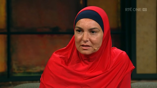 Sinead O'Connor berhijab. Foto: Youtube