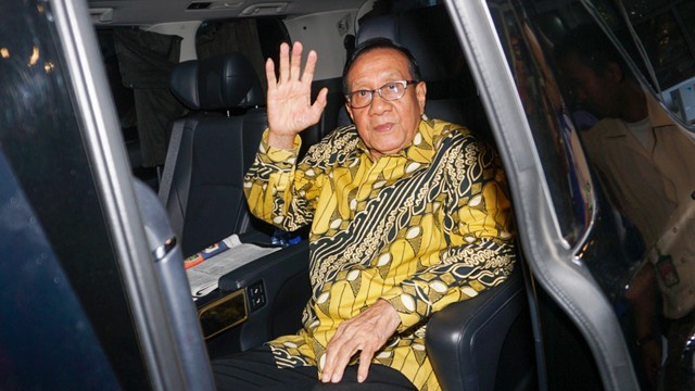 Akbar Tandjung usai menjenguk BJ Habibie di RSPAD. Foto: Fanny Kusumawardhani/kumparan