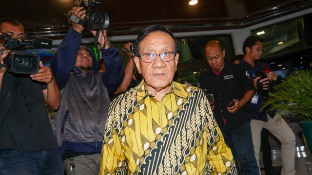 Akbar Tandjung usai menjenguk BJ Habibie di RSPAD. Foto: Fanny Kusumawardhani/kumparan