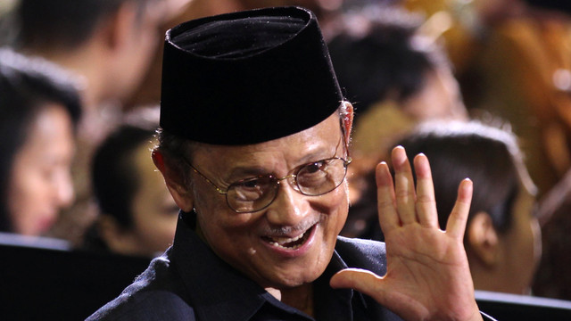 Mantan Presiden Indonesia Bacharuddin Jusuf Habibie melambaikan tangan kepada para pendukung ketika dia duduk bersama hadirin untuk mendengarkan Presiden AS Barack Obama menyampaikan pidato utama di Universitas Indonesia di Jakarta pada 10 November 2010. Foto: AFP PHOTO / BARBARA WALTON