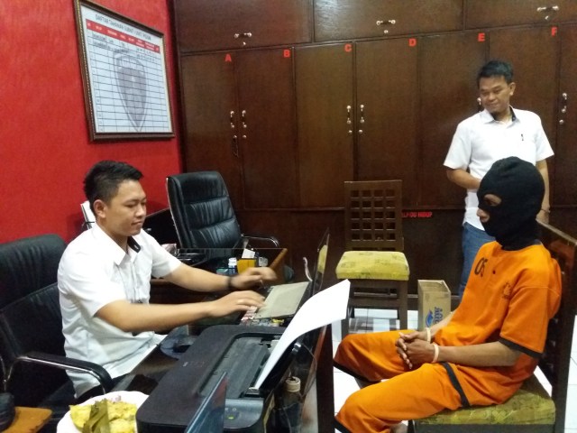 Polres Majalengka menahan oknum anggota salah satu LSM karena dianggap menghina seorang anggota polisi wanita (Polwan). (Oki)