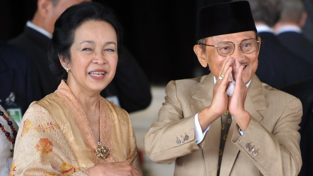 Mantan presiden Indonesia Bacharuddin Jusuf Habibie menunjuk di sebelah istrinya Hasri Ainun di parlemen sebelum pelantikan Presiden Indonesia dan Wakil Presiden di parlemen pada 20 Oktober 2009. Foto: AFP/ADEK BERRY