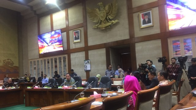 Suasana saat mengheningkan cipta di Komisi VI untuk BJ Habibie. Foto: Moh Fajri/kumparan