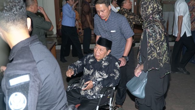 Mantan Ketua MPR, Harmoko, melayat ke rumah duka Presiden ketiga BJ Habibie. Foto: Dicky Sidiq Adam/kumparan