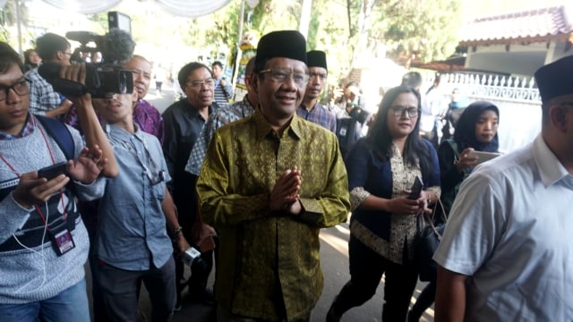 Mahfud MD saat melayat di kediaman almarhum BJ Habibie. Foto: Irfan Adi Saputra/kumparan