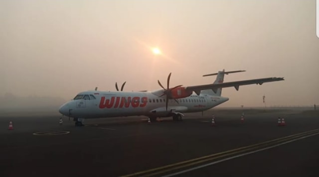 Kabut asap pekat, Kamis pagi (12/9), di Bandara Iskandar Pangkalan Bun. (Foto: Joko Hardyono)