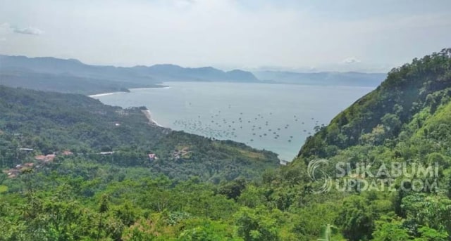 Wisatawan yang singgah di Puncak Habibie dapat menikmati pemandangan yang indah. | Sumber foto: Dok./Sukabumiupdate.com.
