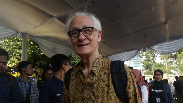 Franz Magnis Suseno saat melayat di kediaman BJ Habibie. Foto: Irfan Adi Saputra/kumparan