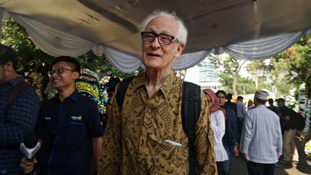 Franz Magnis Suseno saat melayat di kediaman BJ Habibie. Foto: Irfan Adi Saputra/kumparan