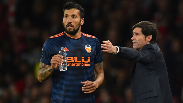 Ezequiel Garay bersama Marcelino Garcia Toral. Foto: AFP/Glyn Kirk