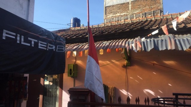 Warga Bandung mulai mengibarkan bendera setengah tiang sebagai tanda berkabung atas wafatnya BJ Habibie (Foto: Ninis)
