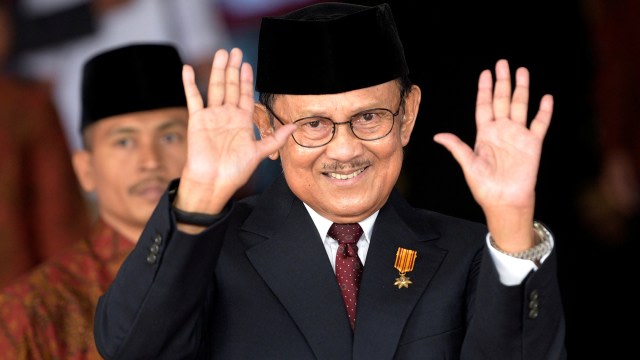 Presiden ketiga RI, BJ Habibie, melambaikan tangan saat akan menghadiri Sidang Tahunan MPR Tahun 2015 di Kompleks Parlemen, Senayan, Jakarta, Jumat (14/8). Foto: ANTARA FOTO/Sigid Kurniawan
