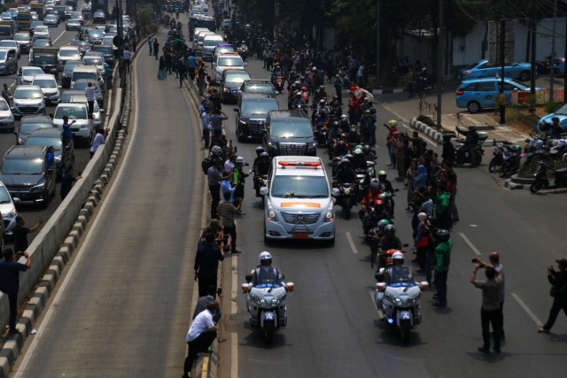 Mobil jenazah BJ Habibie saat diberangkatkan menuju TMP Kalibata, Jakarta Selatan, pada Kamis (12/9). Foto: Aditia Noviansyah/kumparan