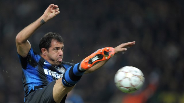 Aksi Dejan Stankovic dalam pertandingan Liga Champions 2010/11 menghadapi Tottenham Hotspur. Foto: AFP/Giuseppe Cacace