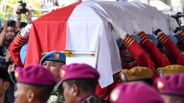 Personel Pasukan Pengamanan Presiden (Paspampres) mengusung peti jenazah almarhum Presiden ke-3 Republik Indonesia BJ Habibie saat Upacara Persemayaman di rumah duka di kawasan Patra Kuningan, Jakarta, Kamis (12/9/2019). Foto: ANTARA FOTO/Hafidz Mubarak A