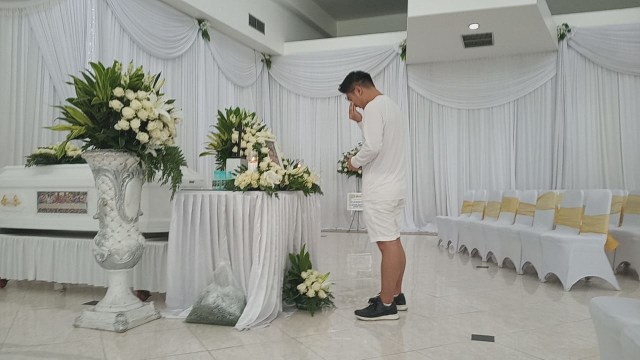 Boy William saat tiba di Rumah Duka Oasis, Tangerang, Banten tempat adiknya, Raymond Hartanto disemayamkan, Kamis (12/9). Foto: giovanni/kumparan