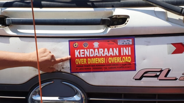 Kendaraan dicek berat muatannya di Tol Cipularang. Foto: Dok. Jasa Marga