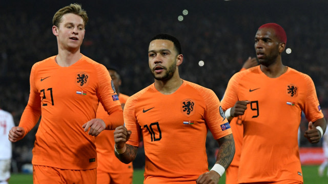 Memphis Depay merayakan gol bersama Frenkie de Jong dan Ryan Babel. Foto: Reuters/Piroschka van de Wouw