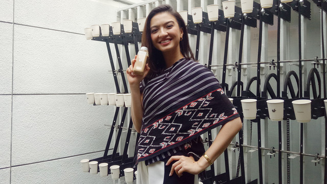 Raline Shah berpose dengan kopi dalam acara pembukaan kedai kopi 'Kisaku' di kawasan Kebayoran Baru, Jakarta Selatan, Kamis (12/9/2019). Foto: D.N Mustika Sari/kumparan