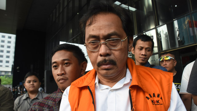Gubernur Kepulauan Riau nonaktif Nurdin Basirun (tengah) meninggalkan gedung KPK seusai menjalani pemeriksaan di Jakarta, Kamis (12/9). Foto: ANTARA FOTO/Indrianto Eko Suwarso