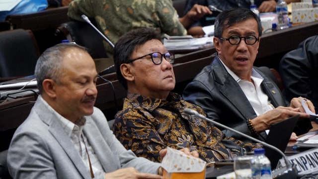 Menteri Hukum dan Hak Asasi Manusia Yasonna Laoly (kanan) dan Menteri Dalam Negeri Tjahjo Kumolo (tengah) saat penyerahan daftar inventaris masalah (DIM) ke Badan Legislasi DPR, Jakarta, Kamis (12/9). Foto: Fanny Kusumawardhani/kumparan