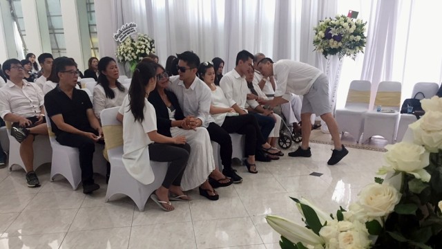 Prosesi pelepasan jenazah adik Boy William. Foto: Gio Giovanni/kumparan