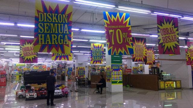 Diskon besar-besaran di Giant Poins Square Lebak Bulus. Foto: Moh Fajri/kumparan