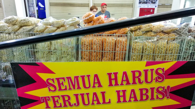 Masyarakat berbelanja di Giant Poins Square Lebak Bulus. Foto: Jamal Ramadhan/kumparan