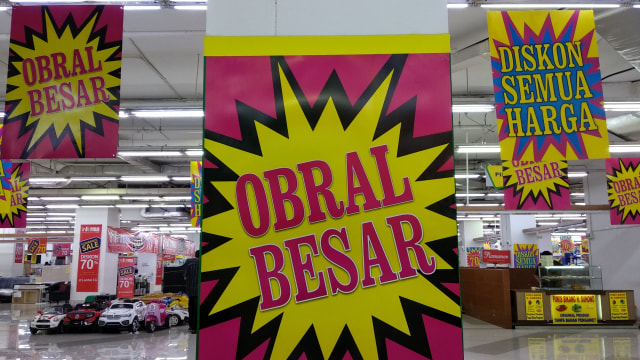 Sejumlah poster diskon terpajang di Giant Poins Square, Lebak Bulus, Jakarta Selatan, Jumat (13/9/2019). Foto: Jamal Ramadhan/kumparan