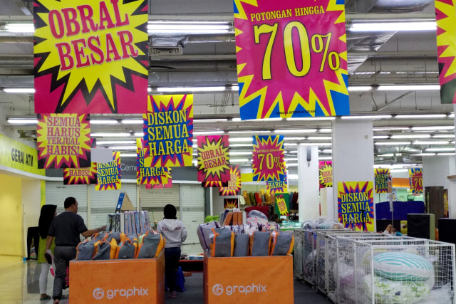 Sejumlah poster diskon terpajang di Giant Poins Square, Lebak Bulus, Jakarta Selatan, Jumat (13/9/2019). Foto: Jamal Ramadhan/kumparan